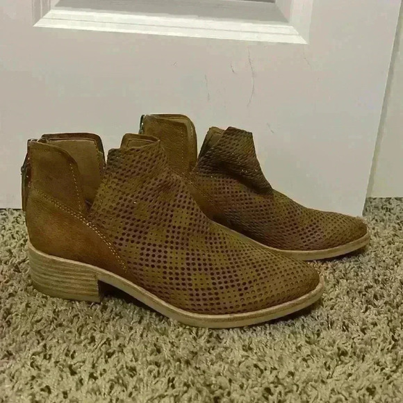 Dolce Vita perforated Ankle Bootie - Picture 2 of 8